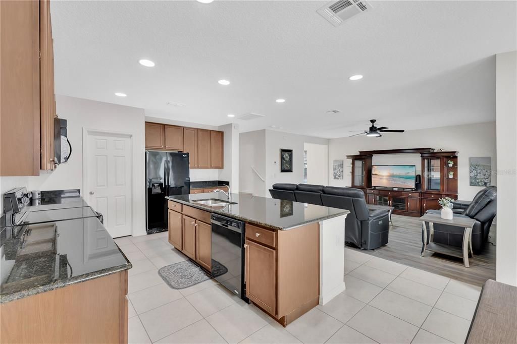 合同活跃: $509,900 (4 贝兹, 2 浴室, 2328 平方英尺)