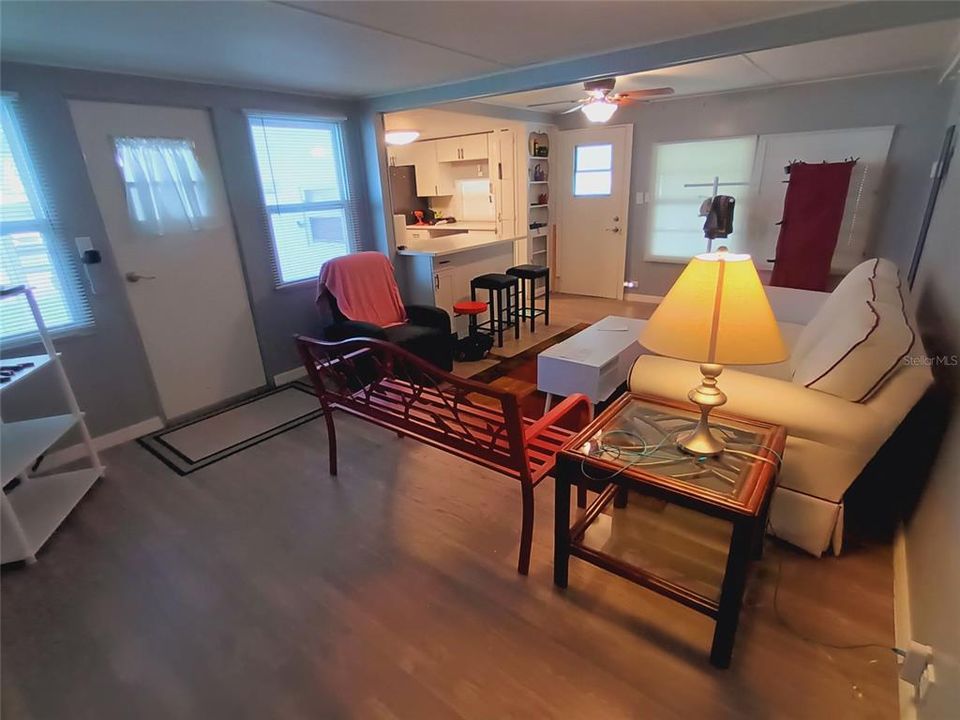 合同活跃: $189,000 (2 贝兹, 2 浴室, 1142 平方英尺)