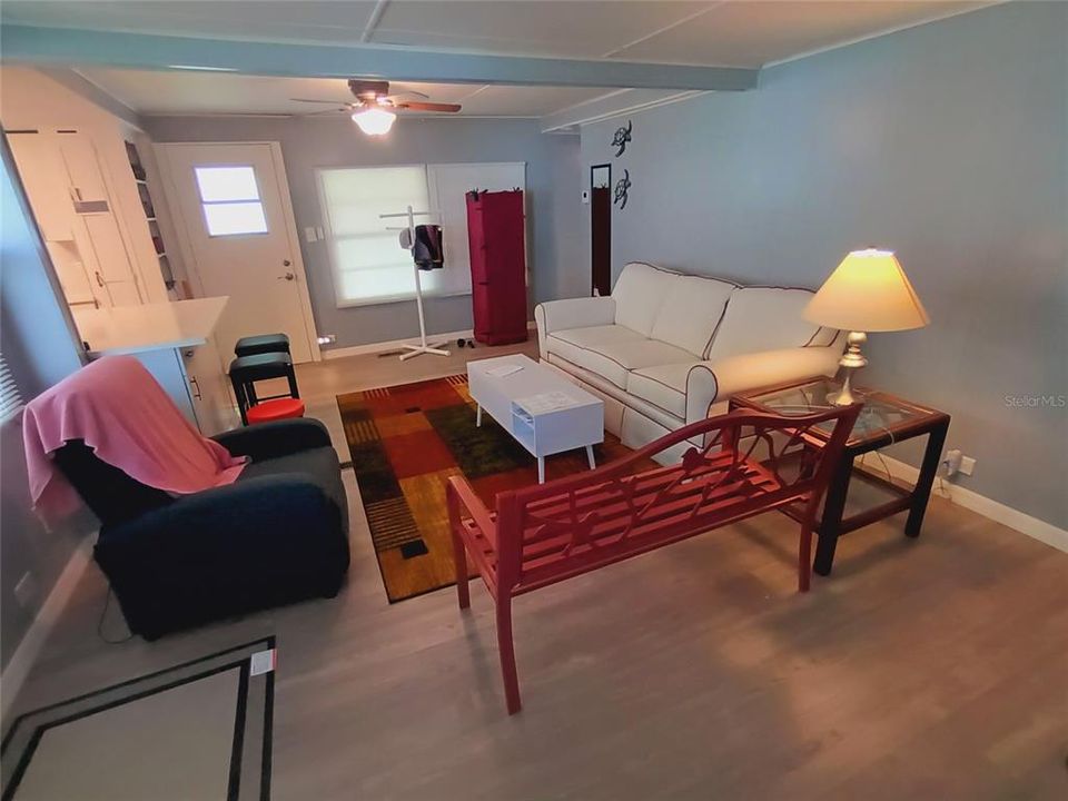 合同活跃: $189,000 (2 贝兹, 2 浴室, 1142 平方英尺)