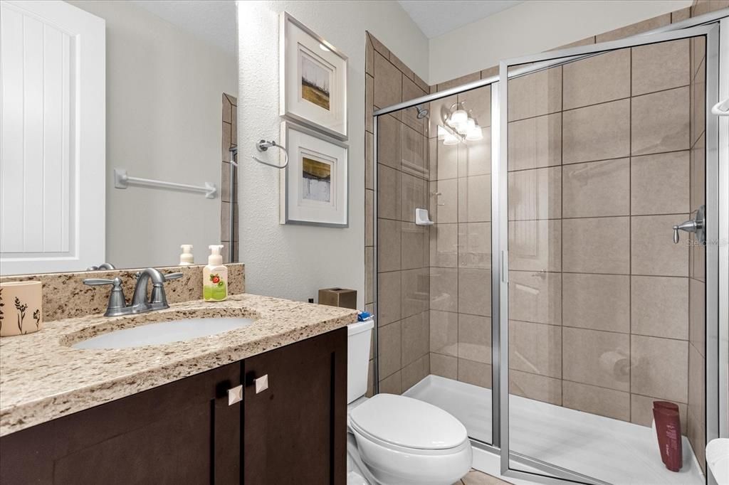 合同活跃: $524,000 (5 贝兹, 5 浴室, 2579 平方英尺)