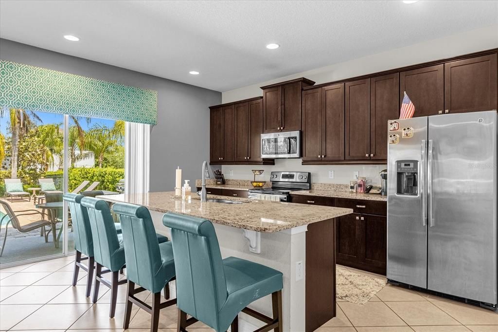 合同活跃: $524,000 (5 贝兹, 5 浴室, 2579 平方英尺)