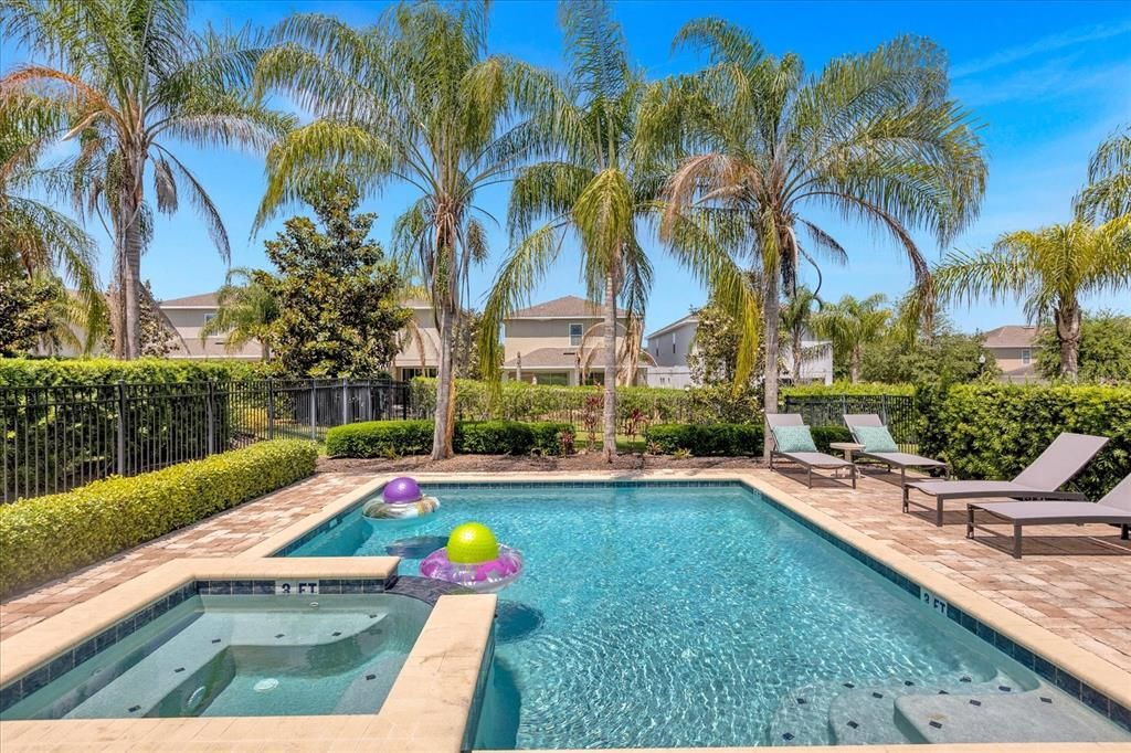 合同活跃: $524,000 (5 贝兹, 5 浴室, 2579 平方英尺)