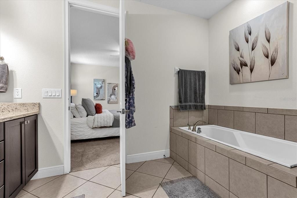 合同活跃: $524,000 (5 贝兹, 5 浴室, 2579 平方英尺)