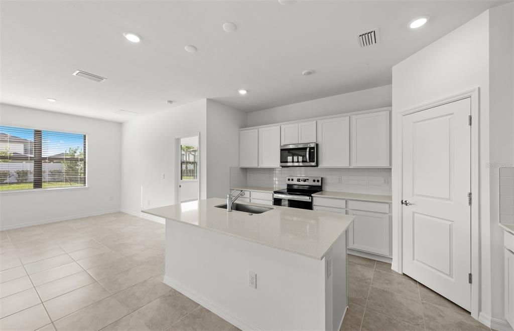 Active With Contract: $339,990 (3 beds, 2 baths, 1662 Square Feet)