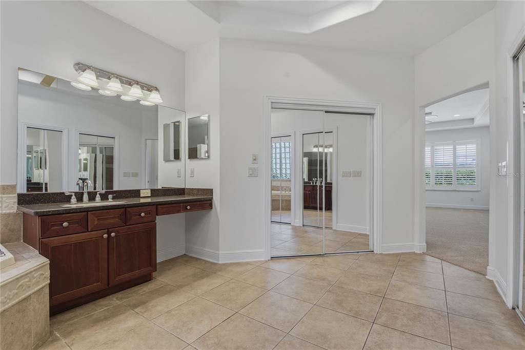 Activo con contrato: $825,000 (4 camas, 4 baños, 3811 Pies cuadrados)