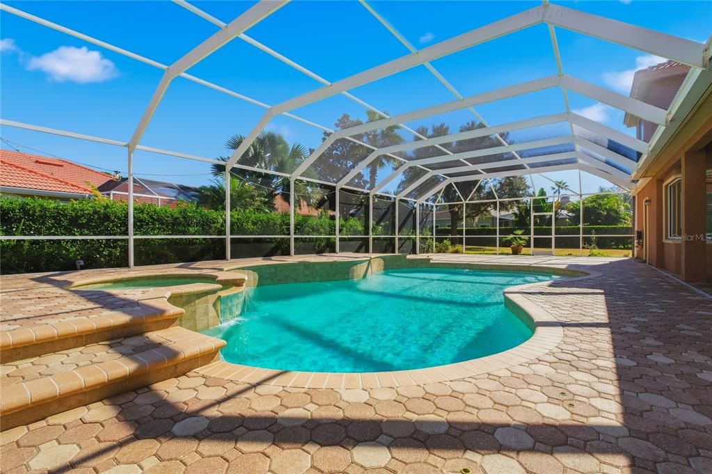 Activo con contrato: $825,000 (4 camas, 4 baños, 3811 Pies cuadrados)