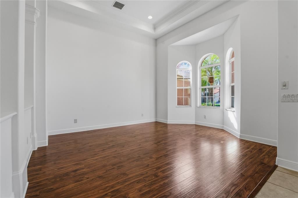 Activo con contrato: $825,000 (4 camas, 4 baños, 3811 Pies cuadrados)