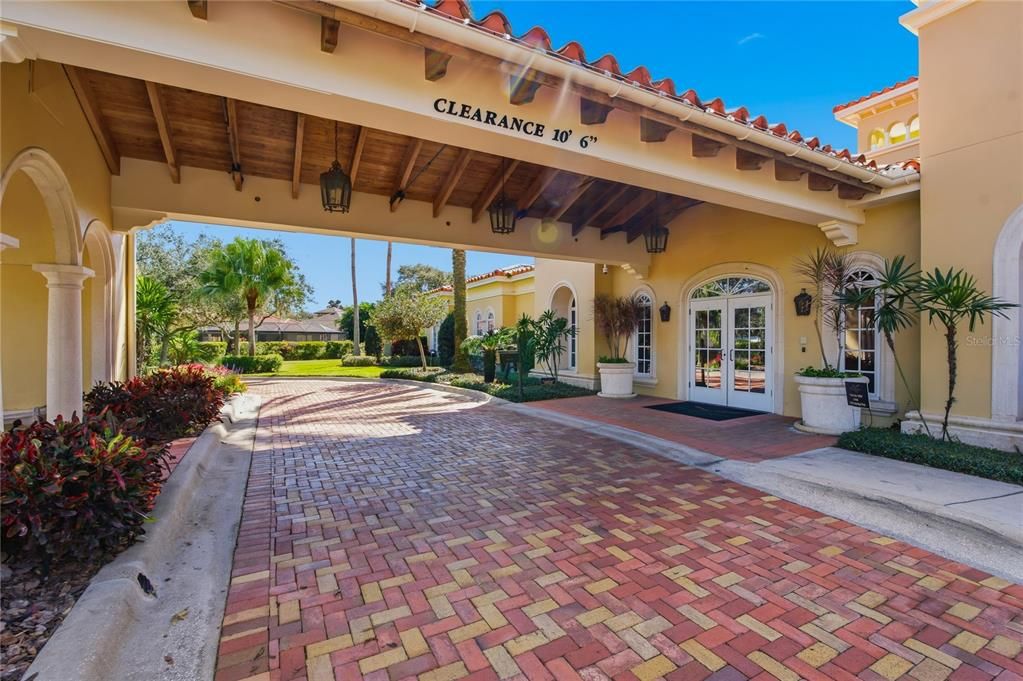 Activo con contrato: $825,000 (4 camas, 4 baños, 3811 Pies cuadrados)