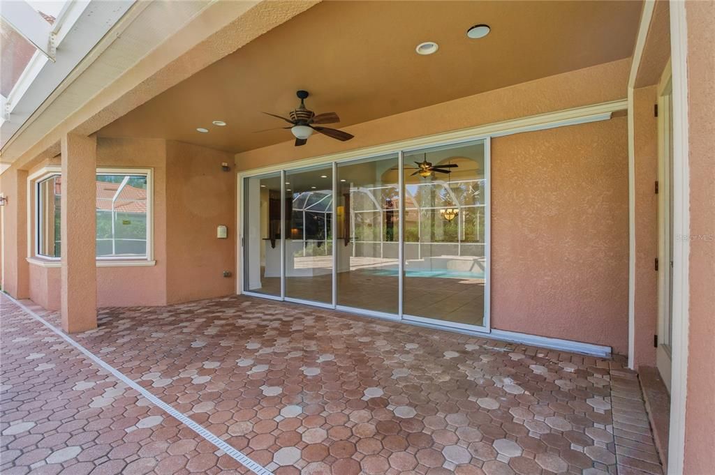 Activo con contrato: $825,000 (4 camas, 4 baños, 3811 Pies cuadrados)