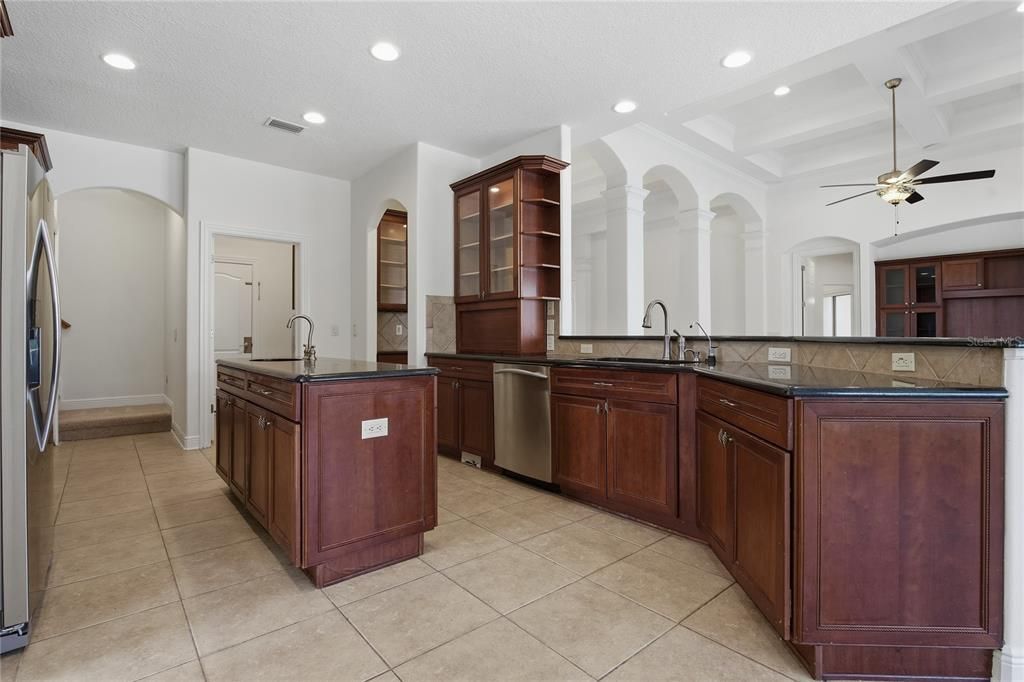 Activo con contrato: $825,000 (4 camas, 4 baños, 3811 Pies cuadrados)