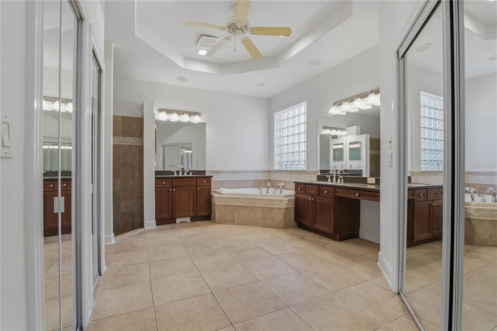 Activo con contrato: $825,000 (4 camas, 4 baños, 3811 Pies cuadrados)