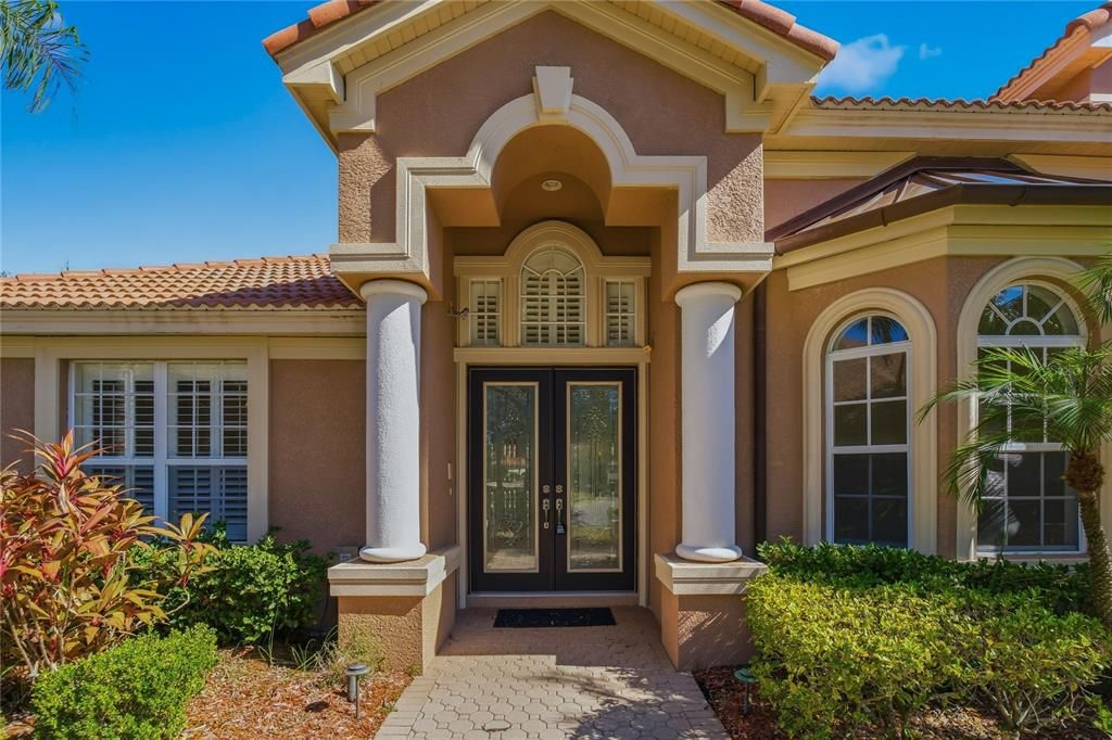 Activo con contrato: $825,000 (4 camas, 4 baños, 3811 Pies cuadrados)