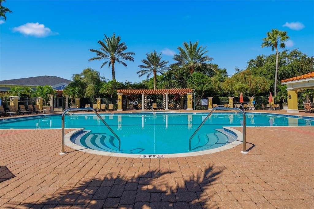 Activo con contrato: $825,000 (4 camas, 4 baños, 3811 Pies cuadrados)