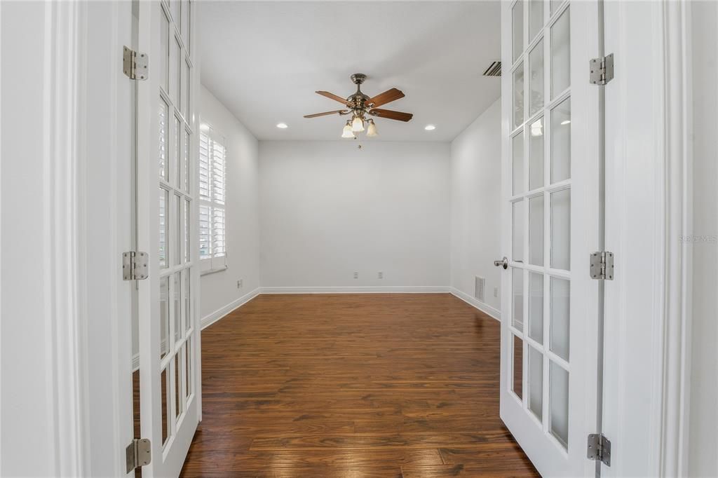 Activo con contrato: $825,000 (4 camas, 4 baños, 3811 Pies cuadrados)