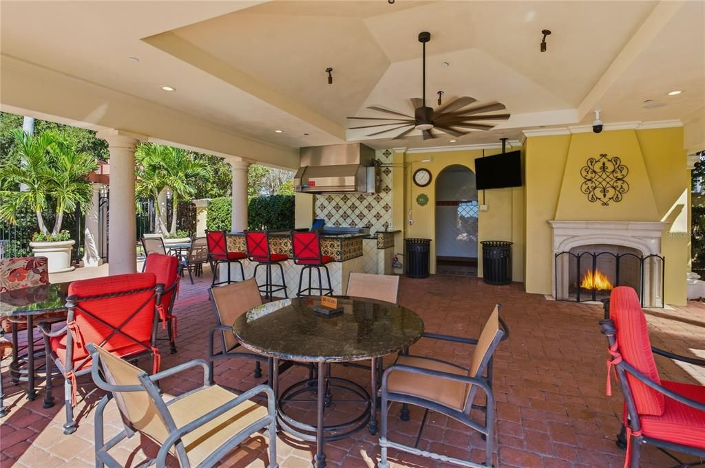 Activo con contrato: $825,000 (4 camas, 4 baños, 3811 Pies cuadrados)