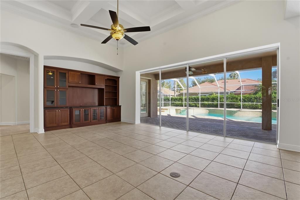 Activo con contrato: $825,000 (4 camas, 4 baños, 3811 Pies cuadrados)