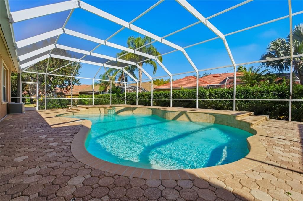 Activo con contrato: $825,000 (4 camas, 4 baños, 3811 Pies cuadrados)