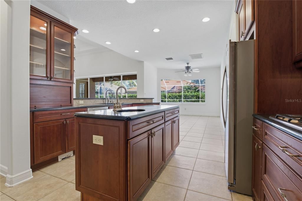 Activo con contrato: $825,000 (4 camas, 4 baños, 3811 Pies cuadrados)