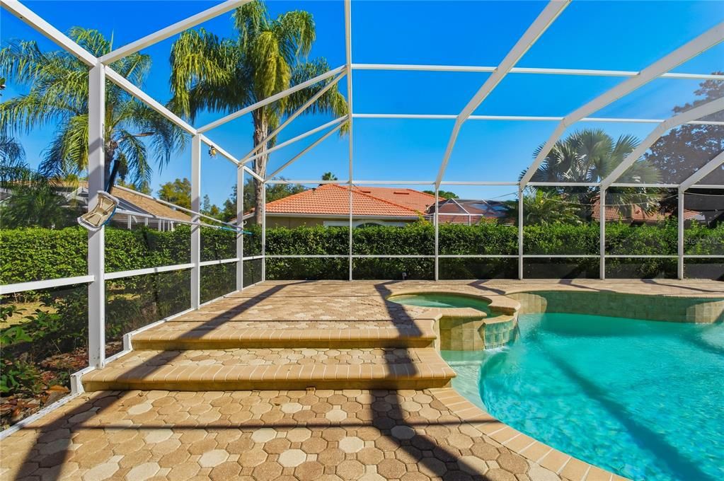 Activo con contrato: $825,000 (4 camas, 4 baños, 3811 Pies cuadrados)