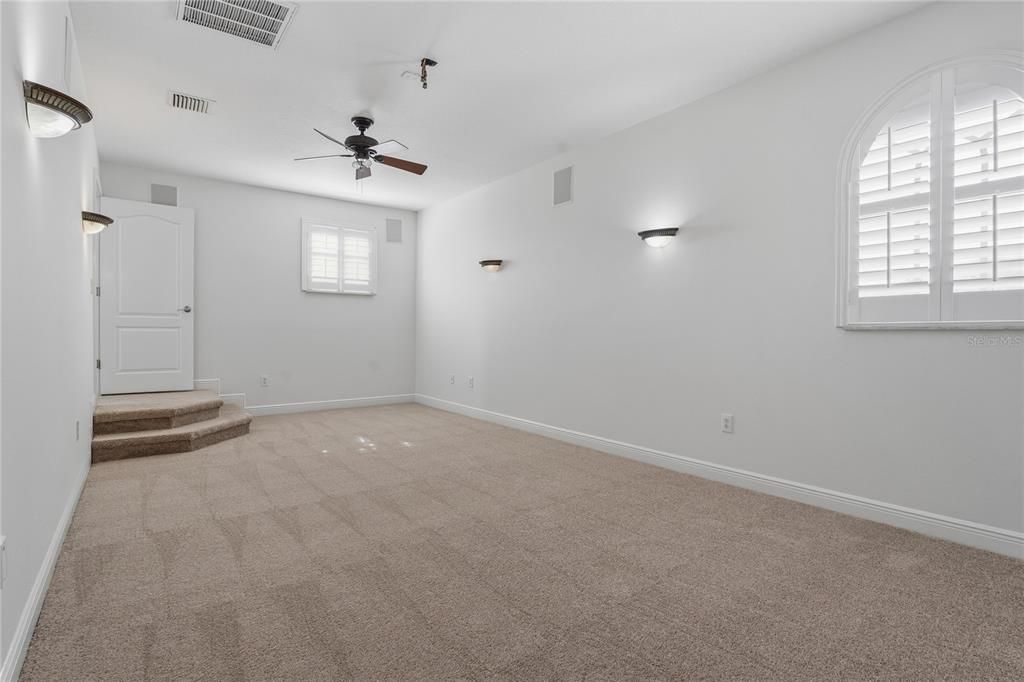 Activo con contrato: $825,000 (4 camas, 4 baños, 3811 Pies cuadrados)