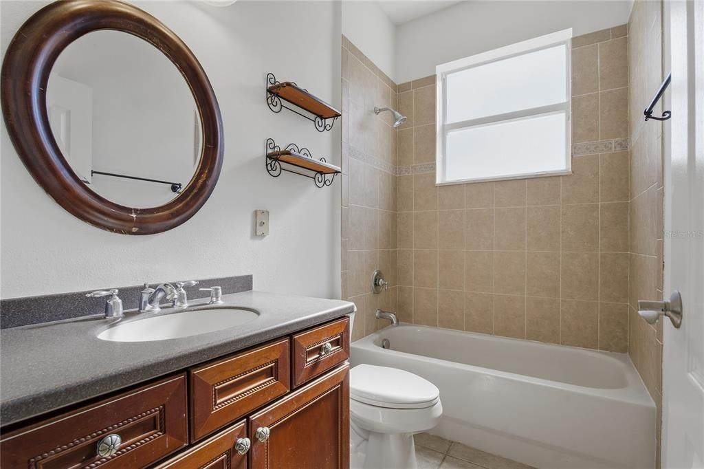 Activo con contrato: $825,000 (4 camas, 4 baños, 3811 Pies cuadrados)