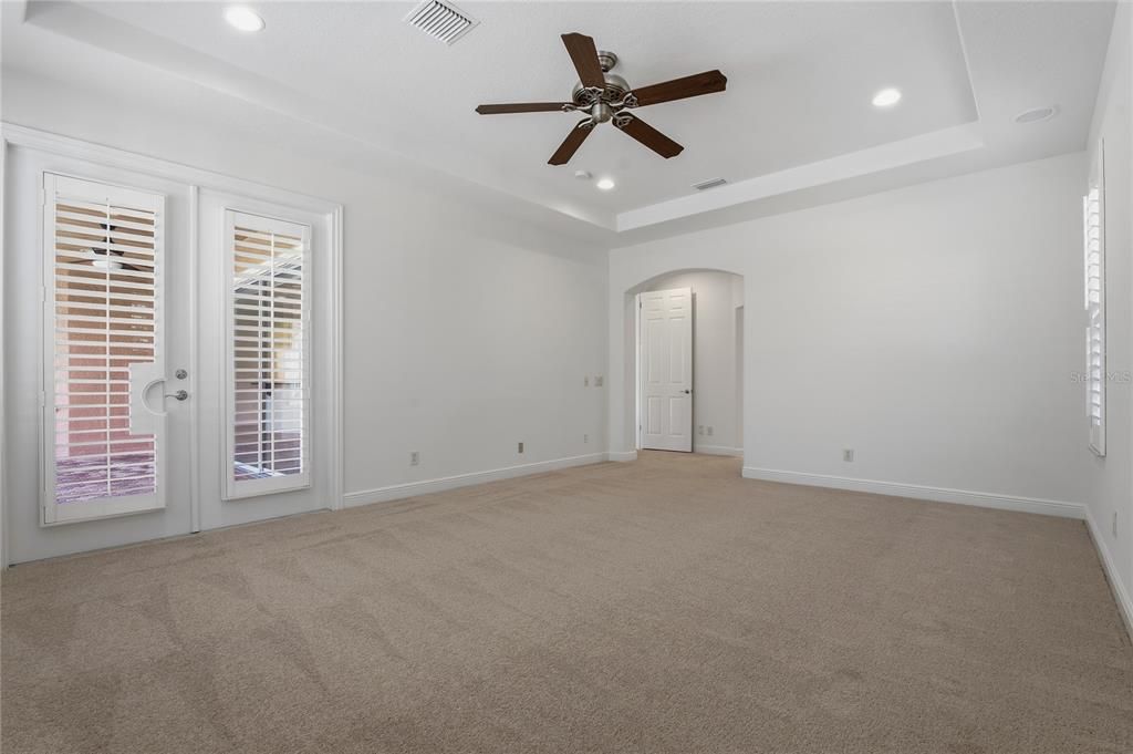 Activo con contrato: $825,000 (4 camas, 4 baños, 3811 Pies cuadrados)