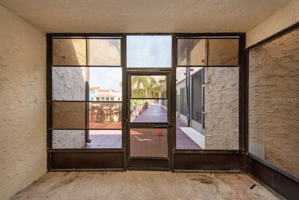 For Sale: $195,000 (2 beds, 2 baths, 975 Square Feet)