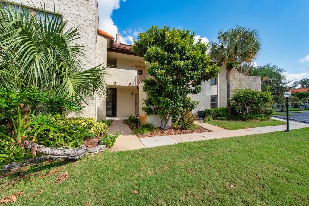 For Sale: $195,000 (2 beds, 2 baths, 975 Square Feet)