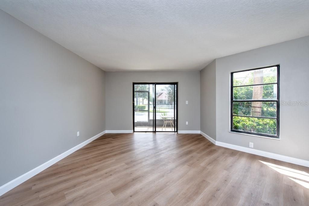 For Sale: $195,000 (2 beds, 2 baths, 975 Square Feet)