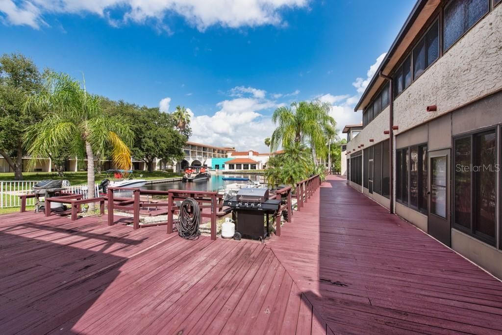 For Sale: $195,000 (2 beds, 2 baths, 975 Square Feet)