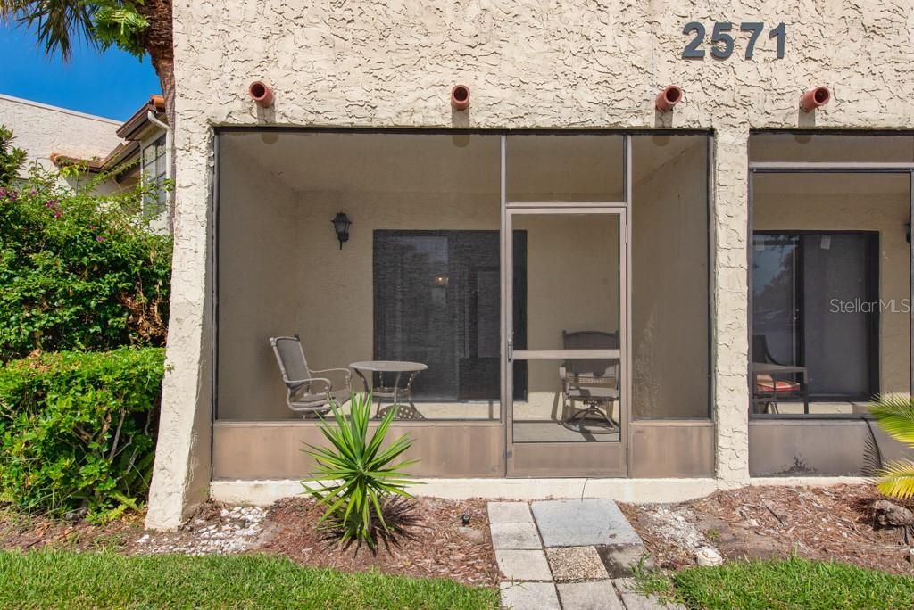 For Sale: $195,000 (2 beds, 2 baths, 975 Square Feet)