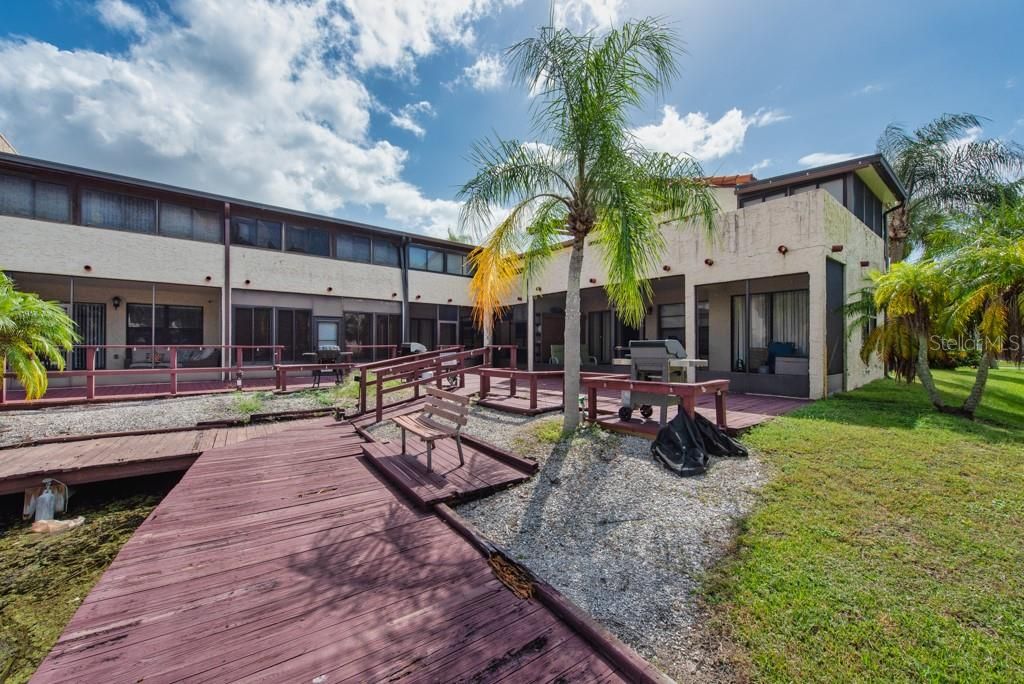 For Sale: $195,000 (2 beds, 2 baths, 975 Square Feet)