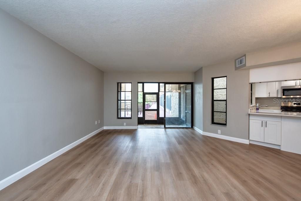 For Sale: $195,000 (2 beds, 2 baths, 975 Square Feet)