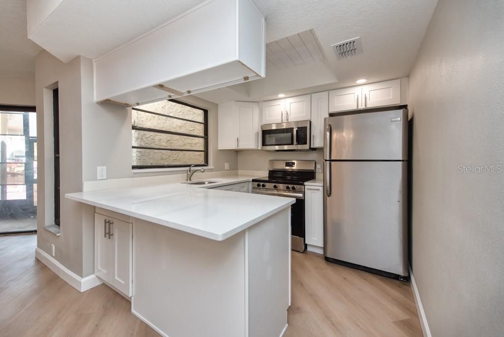 For Sale: $195,000 (2 beds, 2 baths, 975 Square Feet)