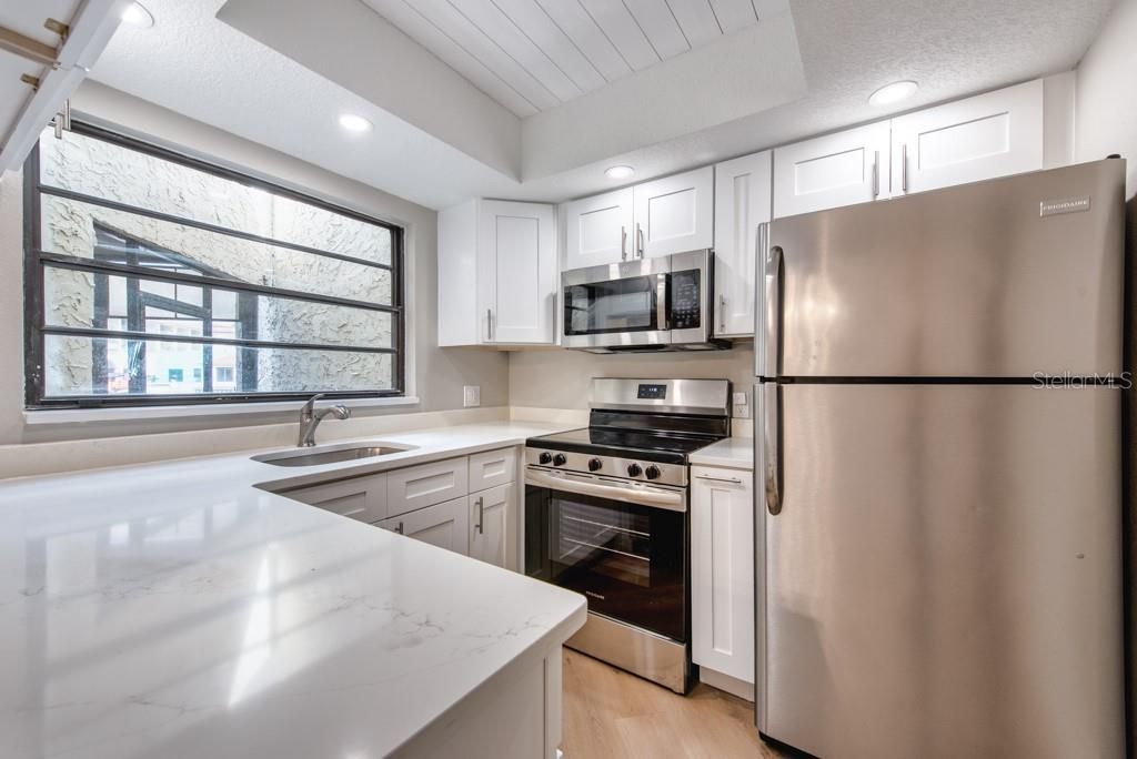 For Sale: $195,000 (2 beds, 2 baths, 975 Square Feet)