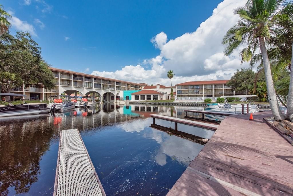 For Sale: $195,000 (2 beds, 2 baths, 975 Square Feet)