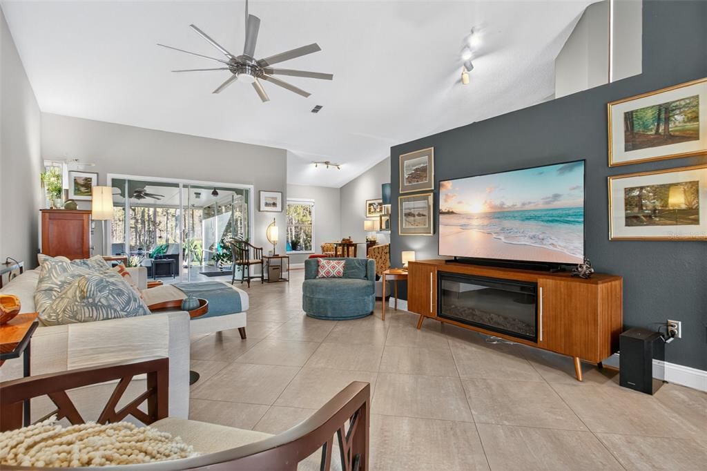 合同活跃: $465,000 (4 贝兹, 2 浴室, 1928 平方英尺)