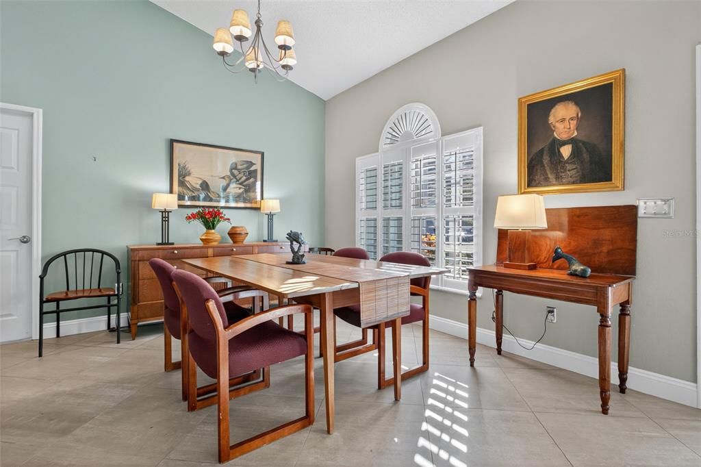 合同活跃: $465,000 (4 贝兹, 2 浴室, 1928 平方英尺)