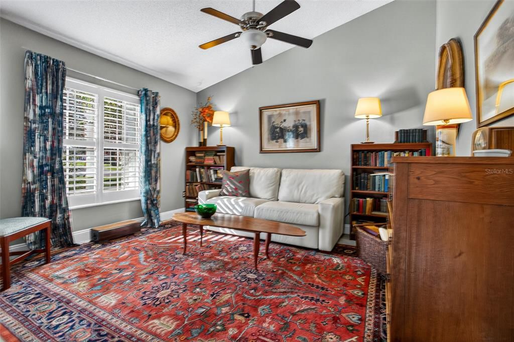 合同活跃: $465,000 (4 贝兹, 2 浴室, 1928 平方英尺)