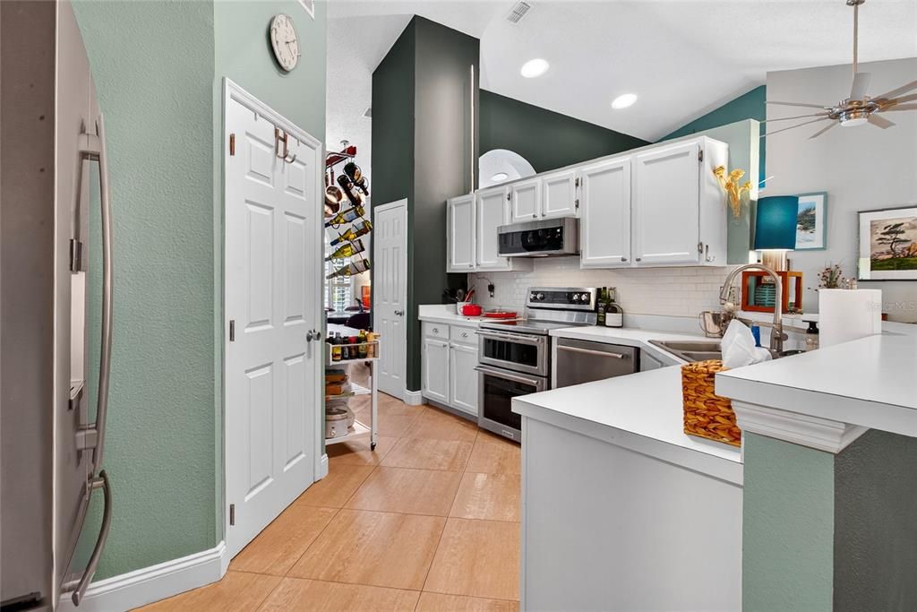 合同活跃: $465,000 (4 贝兹, 2 浴室, 1928 平方英尺)