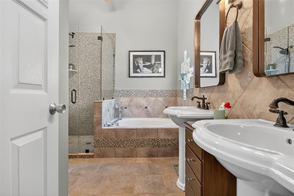 合同活跃: $465,000 (4 贝兹, 2 浴室, 1928 平方英尺)