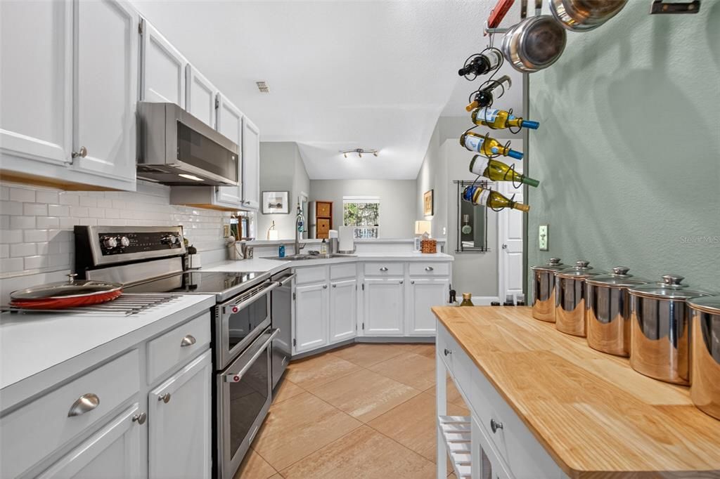 合同活跃: $465,000 (4 贝兹, 2 浴室, 1928 平方英尺)