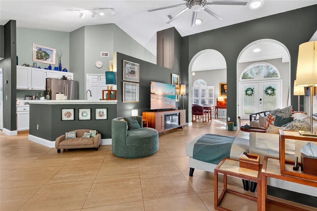 合同活跃: $465,000 (4 贝兹, 2 浴室, 1928 平方英尺)