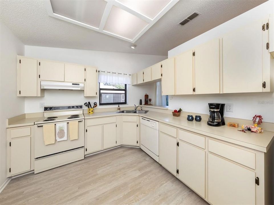 For Sale: $249,900 (2 beds, 2 baths, 1072 Square Feet)