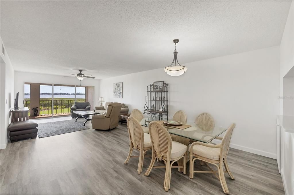 For Sale: $409,000 (2 beds, 2 baths, 1334 Square Feet)