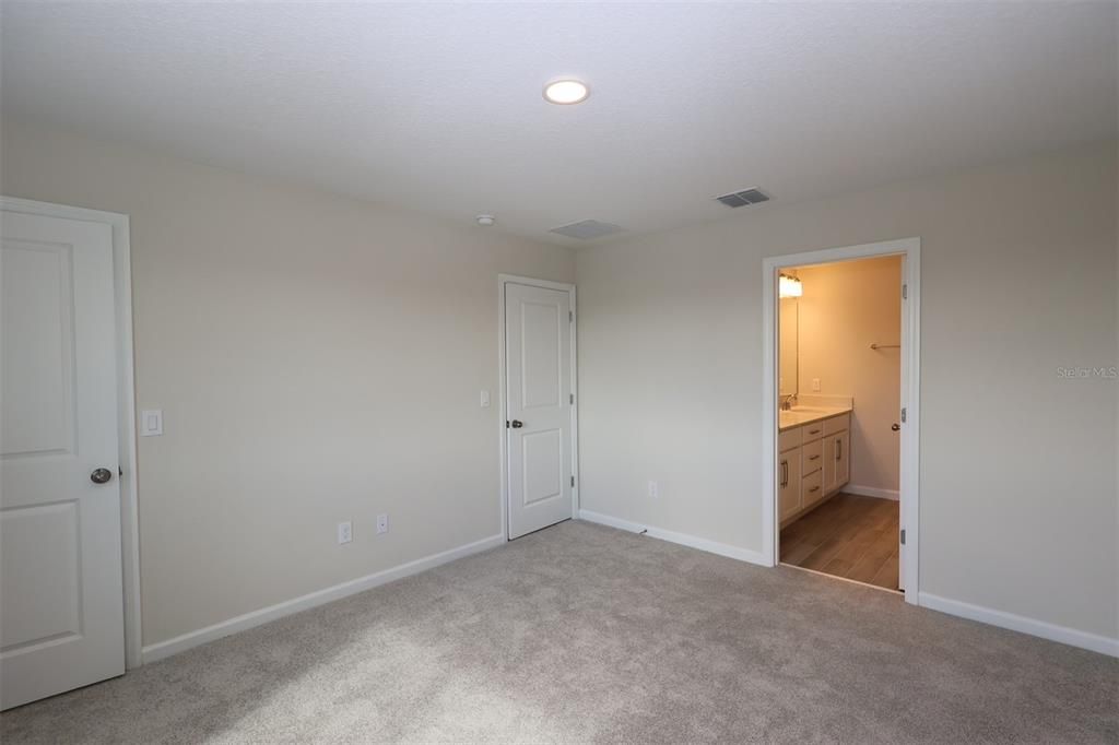 Activo con contrato: $316,990 (3 camas, 2 baños, 1379 Pies cuadrados)