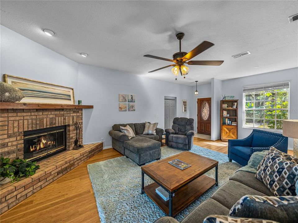 待售: $449,900 (2 贝兹, 2 浴室, 1540 平方英尺)