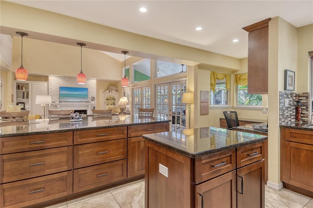 Activo con contrato: $598,000 (3 camas, 2 baños, 2178 Pies cuadrados)