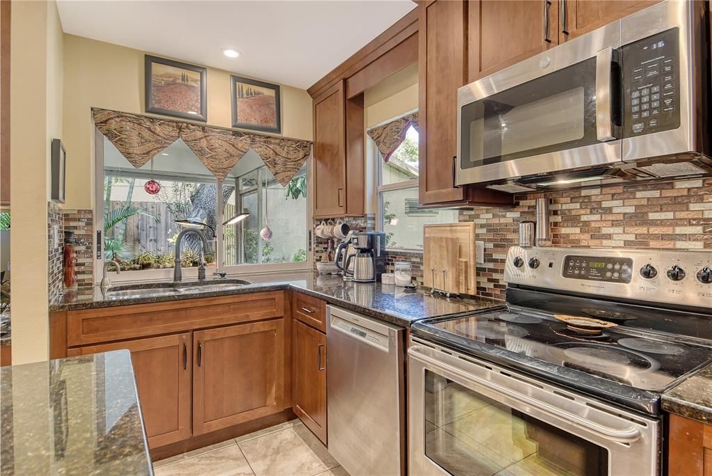 Activo con contrato: $598,000 (3 camas, 2 baños, 2178 Pies cuadrados)