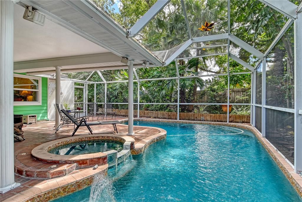 Activo con contrato: $598,000 (3 camas, 2 baños, 2178 Pies cuadrados)